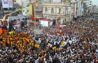 सूरत में ‘गोविंदा आला रे’: भागल चार रास्ता पर गणेशा ग्रुप ने फोड़ी मुख्य मटकी, 35 फीट की पिरामिड ने जीता दिल
