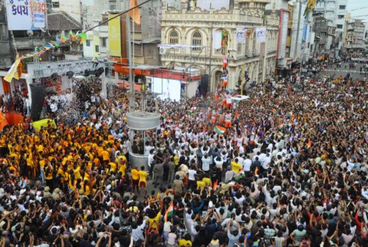 सूरत में ‘गोविंदा आला रे’: भागल चार रास्ता पर गणेशा ग्रुप ने फोड़ी मुख्य मटकी, 35 फीट की पिरामिड ने जीता दिल