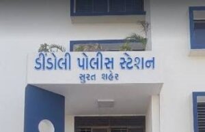 सूरत के डिंडोली में बंद कमरे से 30 वर्षीय युवक का शव मिलने से सनसनी, सिर पर चोट के निशान; मध्य प्रदेश के तीन रूममेट्स लापता, पुलिस जांच में जुटी।