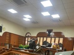 इलाहाबाद हाईकोर्ट में वकीलों का प्रदर्शन हिंसक, कोर्ट रूम में फर्नीचर फेंकने का आरोप