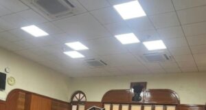 इलाहाबाद हाईकोर्ट में वकीलों का प्रदर्शन हिंसक, कोर्ट रूम में फर्नीचर फेंकने का आरोप