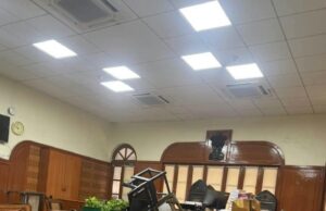 इलाहाबाद हाईकोर्ट में वकीलों का प्रदर्शन हिंसक, कोर्ट रूम में फर्नीचर फेंकने का आरोप