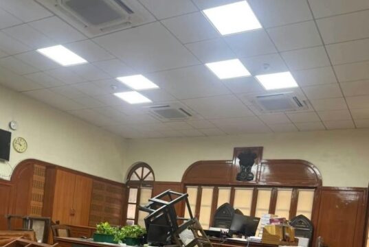 इलाहाबाद हाईकोर्ट में वकीलों का प्रदर्शन हिंसक, कोर्ट रूम में फर्नीचर फेंकने का आरोप
